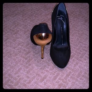 Giuseppe black and Gold pumps